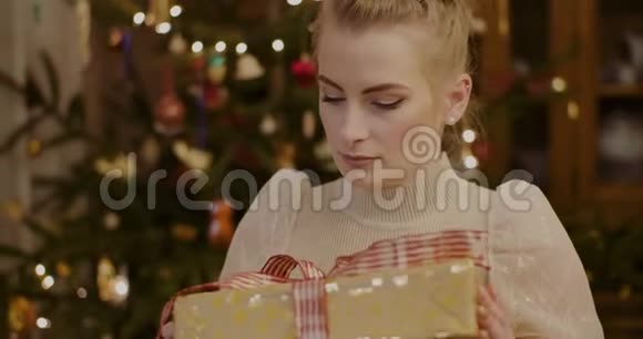 圣诞礼物的美丽少女视频的预览图