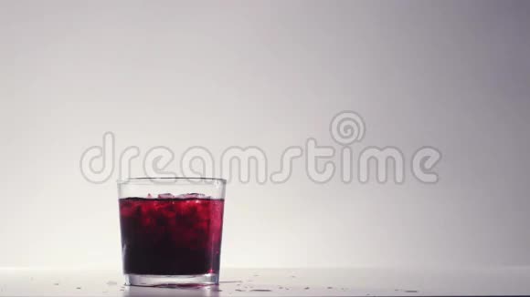 夏季茶点冷饮料鸡尾酒概念视频的预览图