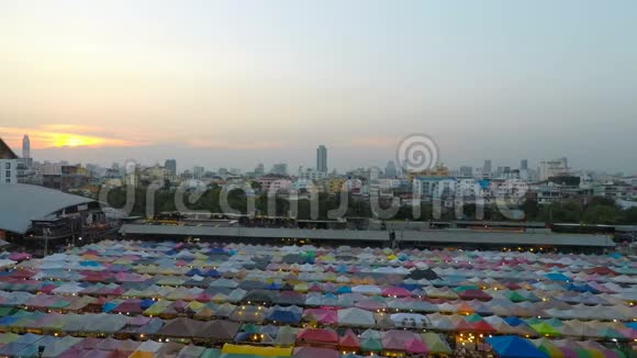 泰国曼谷Ratchada夜列车市场2018年2月马戏团曼谷当地市场上五颜六色的帐篷视频的预览图