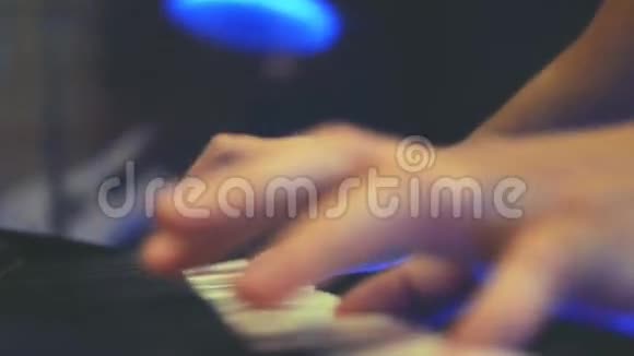 弹钢琴关闭视野视频的预览图