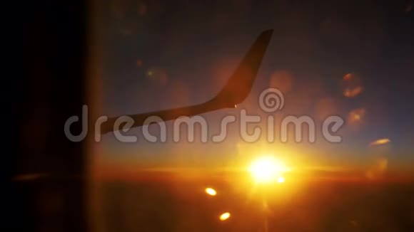 日落天空形成飞机窗口视频的预览图