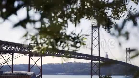 河上现代桥梁景观视频的预览图