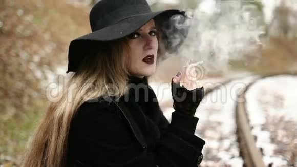 年轻的女人抽烟视频的预览图