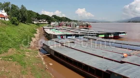 老挝和中国货船停泊在湄公河视频的预览图