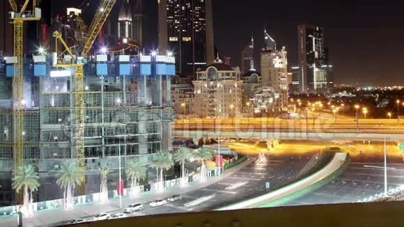 迪拜建筑在迪拜购物中心附近的夜间施工时间为4k视频的预览图