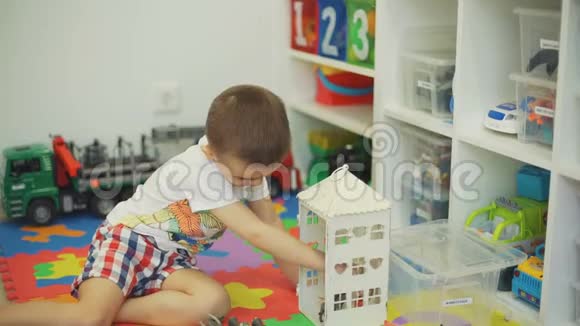 小男孩在家玩玩具视频的预览图