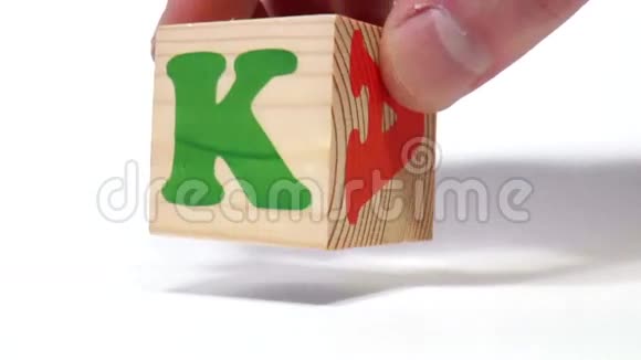 由木块制成的字母表视频的预览图