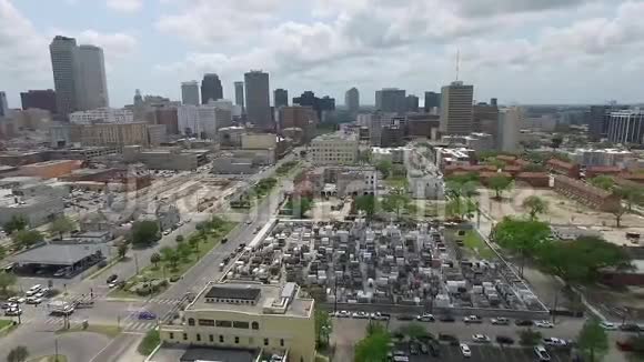 飞越路易斯安那州新奥尔良城市景观圣路易斯公墓观光对象视频的预览图