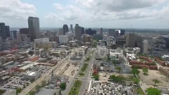飞越路易斯安那州新奥尔良城市景观圣路易斯公墓观光对象视频的预览图