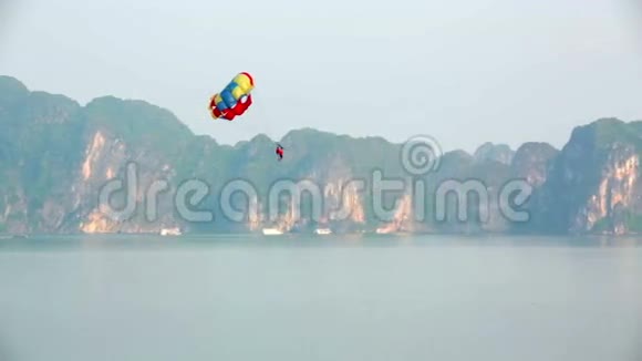 寄生在石灰石山岛哈龙湾越南视频的预览图