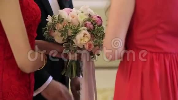仪式上新娘穿着红色连衣裙和花束视频的预览图