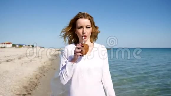 在海滩上美丽的女性在热带岛屿上度假视频的预览图