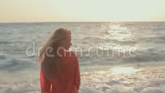 年轻的金发女孩穿着红色上衣的长发视频的预览图