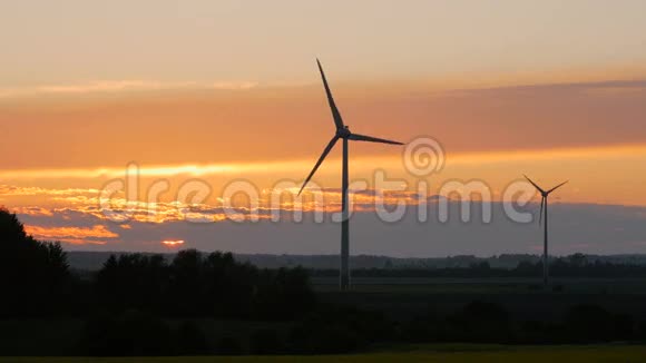日落时有光线的风力涡轮机农场视频的预览图