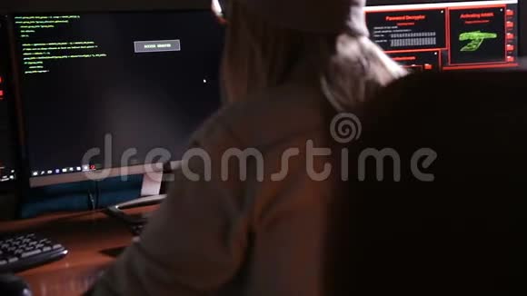 女电脑程序员编码黑屋黑客视频的预览图