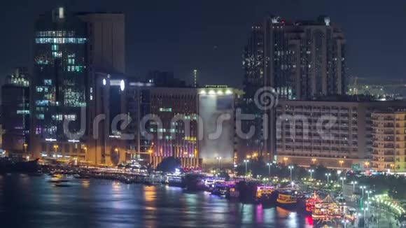 迪拜小溪景观夜间时间推移船和船靠近海滨视频的预览图