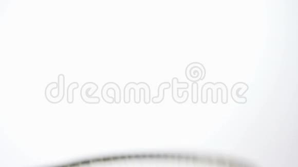 网球拍和白色背景的球视频的预览图