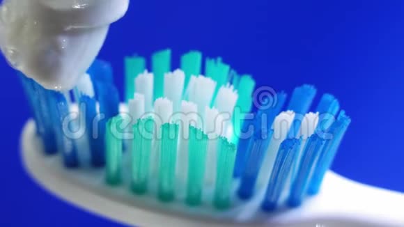 牙刷特写上的牙膏视频的预览图