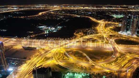迪拜市高交通十字路口4k时间流逝视频的预览图