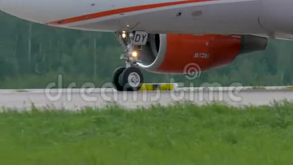 飞机已降落在多莫杰多沃机场它沿着跑道滚动视频的预览图