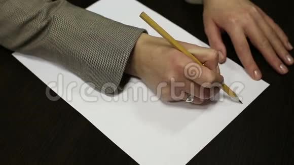 书写纸笔和笔的女性手视频的预览图