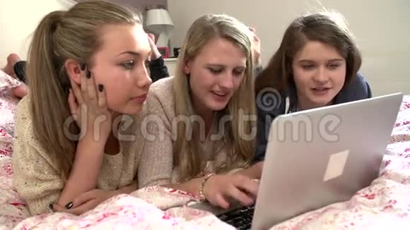 三名少女在卧室使用笔记本电脑视频的预览图