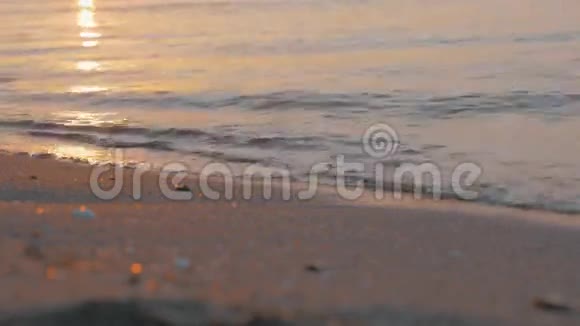日落时分海浪在海岸上翻滚视频的预览图