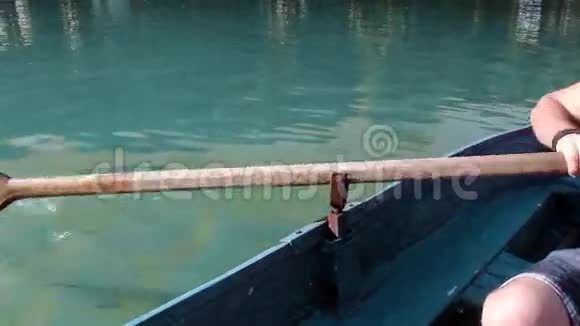 一个人用桨划着蓝色的船面无表情视频的预览图