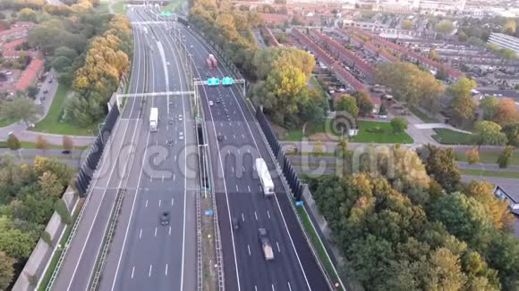 荷兰Zwijndrecht市A16公路用无人驾驶飞机进行空中射击视频的预览图