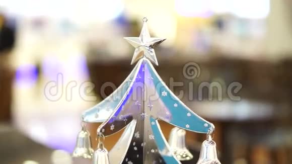 圣诞节银饰树驯鹿和挂在树上的铃铛视频的预览图