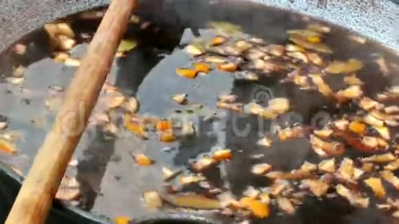 红酒加橙和苹果片放在大碗里煮视频的预览图