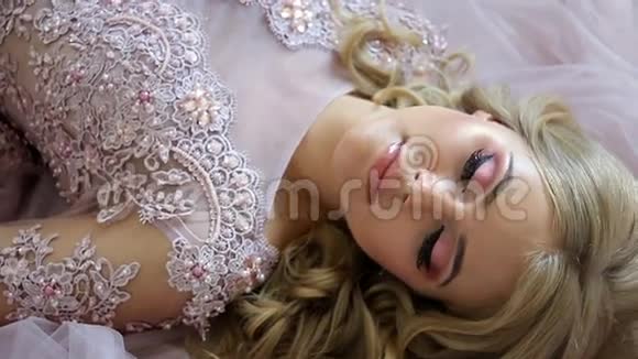 年轻的金发女郎莱西粉色礼服视频的预览图