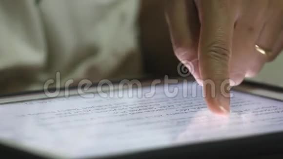 商务女性手指触摸平板电脑触摸屏视频的预览图