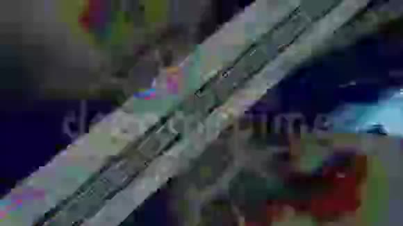 休闲霓虹怀旧迷幻的彩虹背景视频的预览图