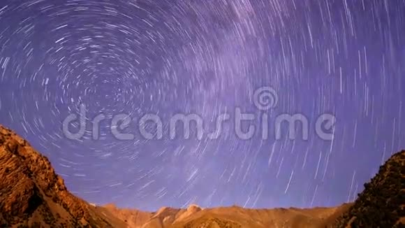 山脉中的银河系线路时间流逝4K视频的预览图