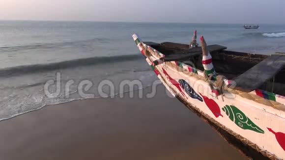 印度阿拉伯海岸五颜六色的木船视频的预览图