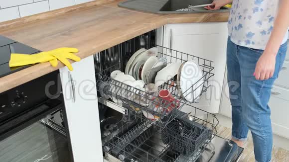 带标签的洗碗机带有标签的平板接收器视频的预览图