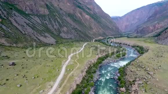 从空中俯瞰丘利什曼山谷和河流俄罗斯阿尔泰共和国视频的预览图