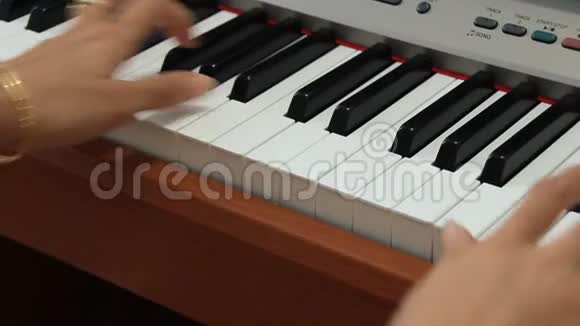 那个弹钢琴的女孩视频的预览图