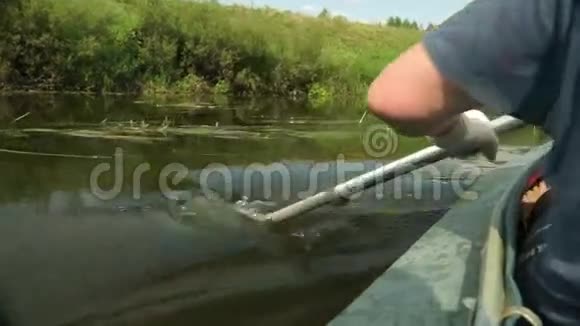 在平静的河水中划桨视频的预览图