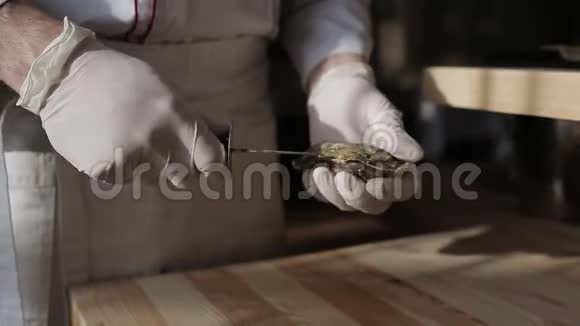餐厅的厨师开牡蛎视频的预览图