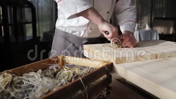 餐厅的厨师开牡蛎视频的预览图