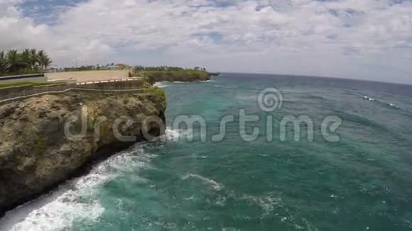 大海拍打着岩石视频的预览图