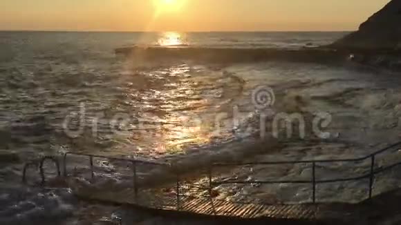日出时的洛基海岸视频的预览图