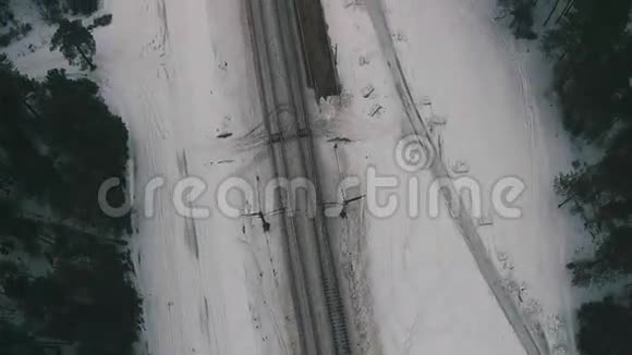 飞越冬季森林和铁路视频的预览图