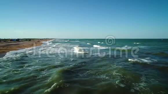 美丽的晨海上的海浪视频的预览图