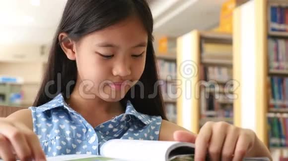4K亚洲小学生在看书视频的预览图