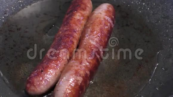 煎锅里的几个猪肉香肠视频的预览图