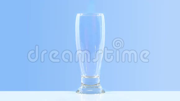 将气泡水倒入蓝底玻璃中视频的预览图
