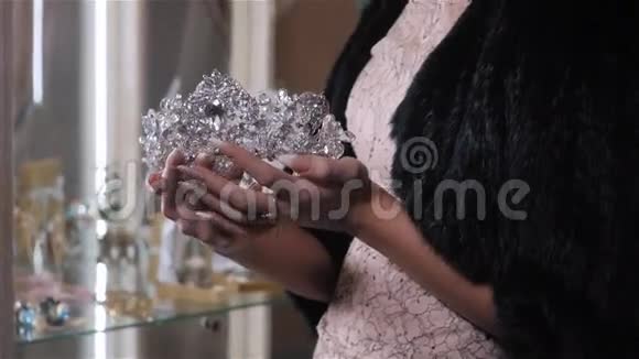 女人在婚礼精品店选择新娘饰品戴着钻石皇冠视频的预览图